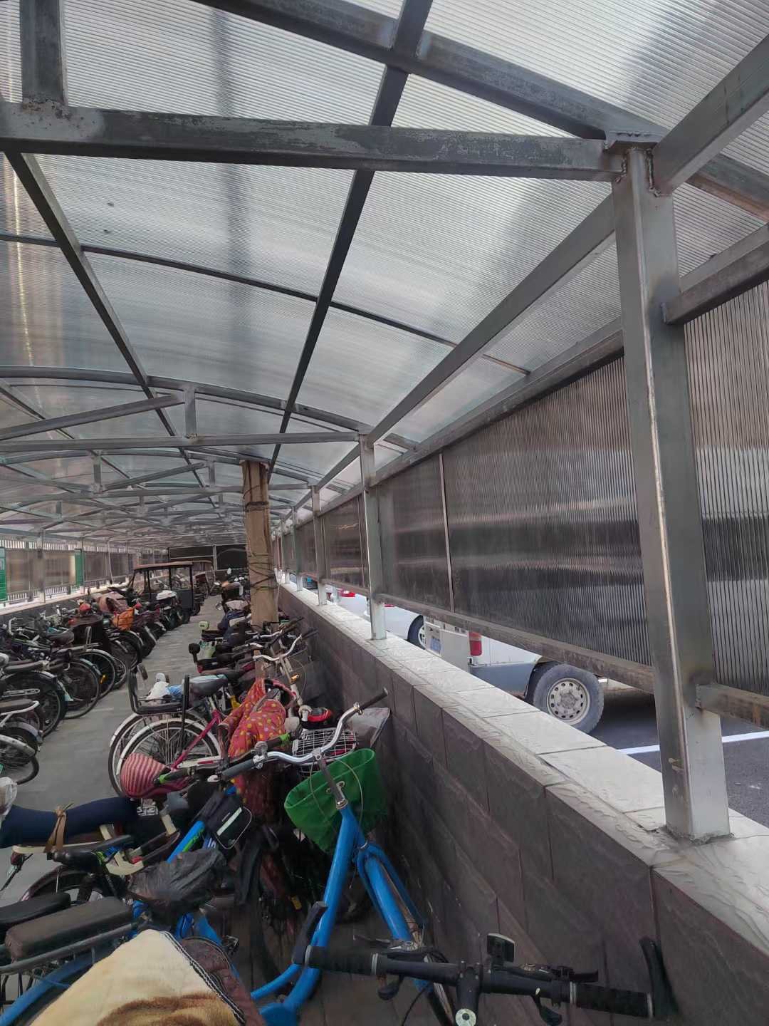 灰色PC阳光板自行车棚实景