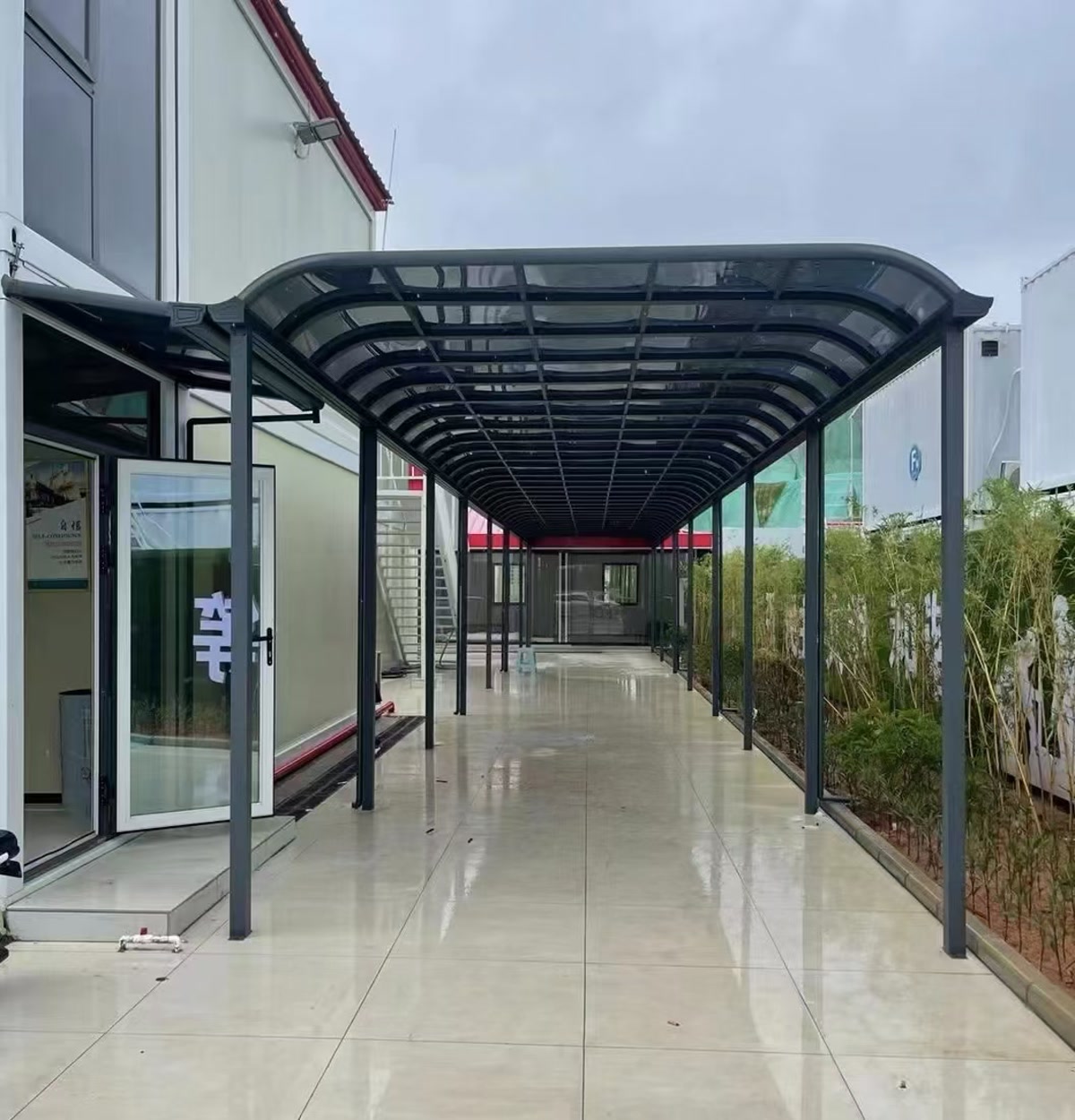 PC耐力板入口雨棚遮阳工程案例：某高档住宅小区