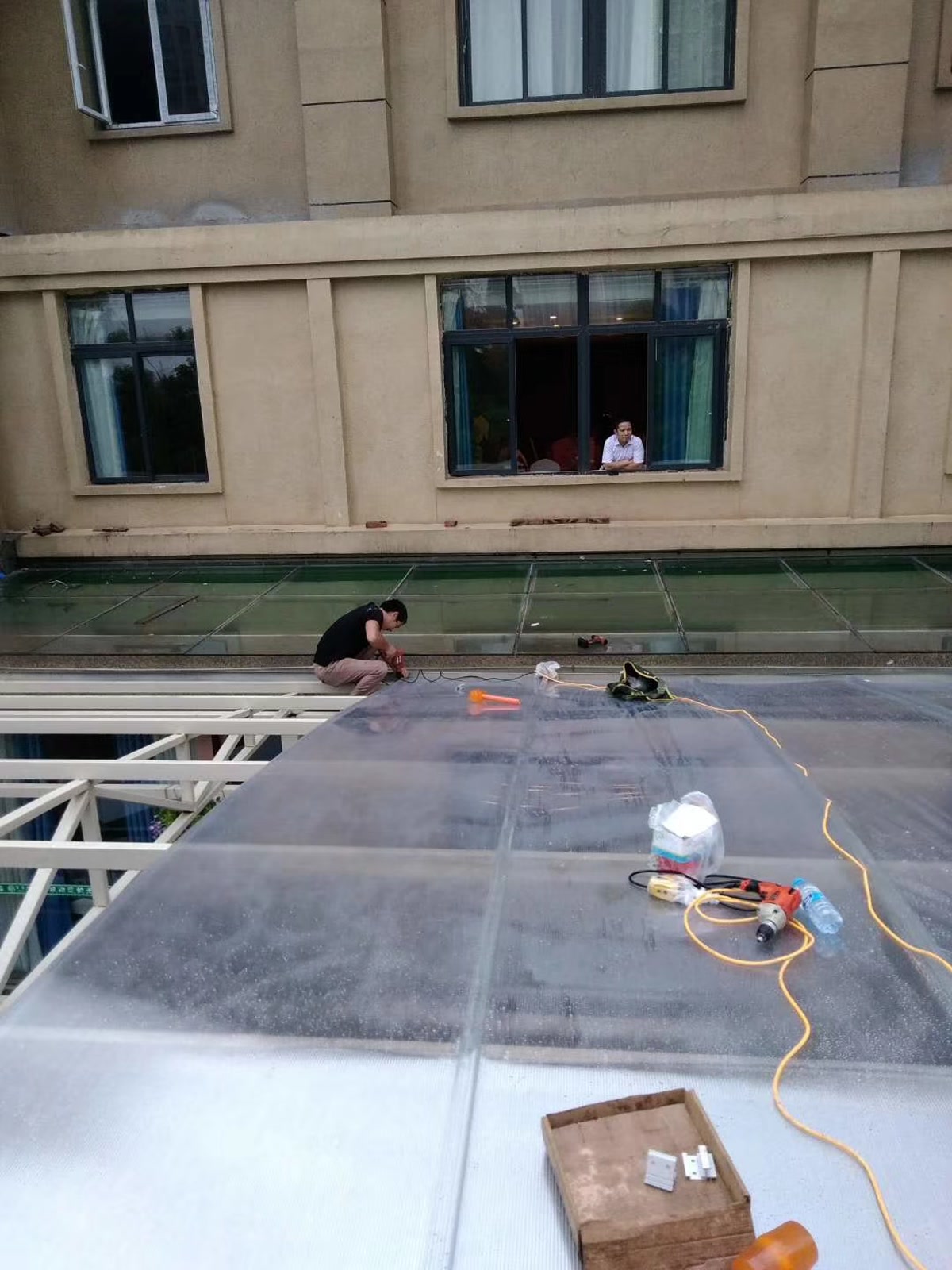 PC耐力板阳光房安装施工现场