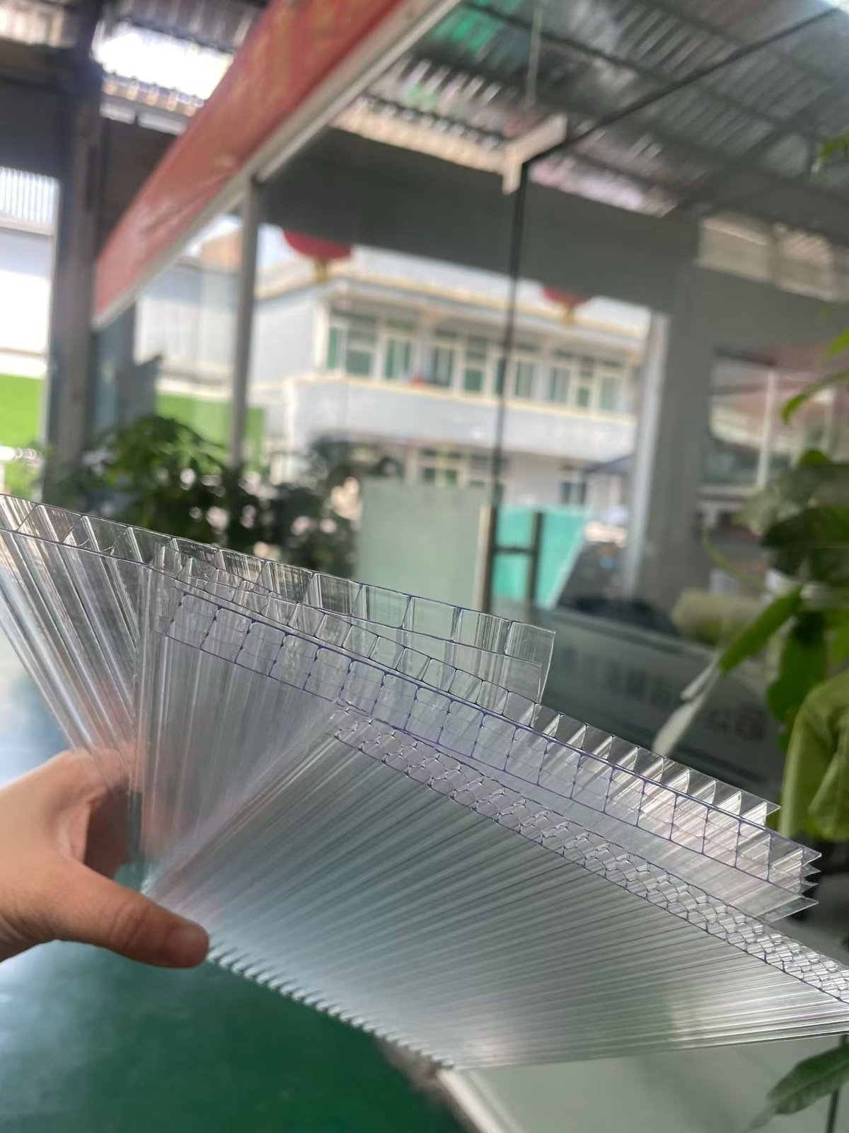 PC板材UV共挤层有什么用？防老化防黄变原理全解析