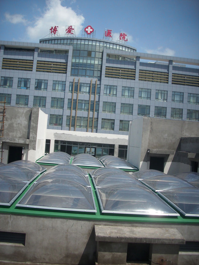 医院采光顶用什么材料？PC耐力板采光罩方案、规格与工程案例（2026）